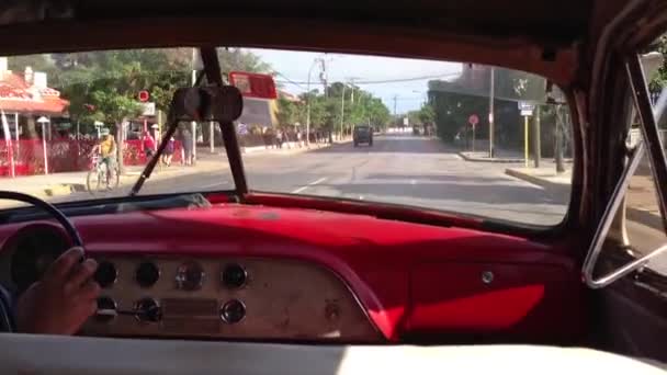 在古巴瓦拉德罗乘坐一辆经典的老式出租车 — 图库视频影像