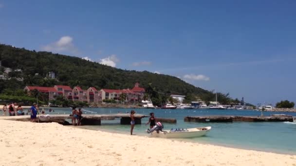 Touristes marchant sur la plage à Ocho Rios Jamaïque — Video