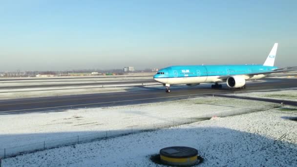 KLM repülőgép gurulás télen az amszterdami Schiphol repülőtéren, Hollandiában — Stock videók