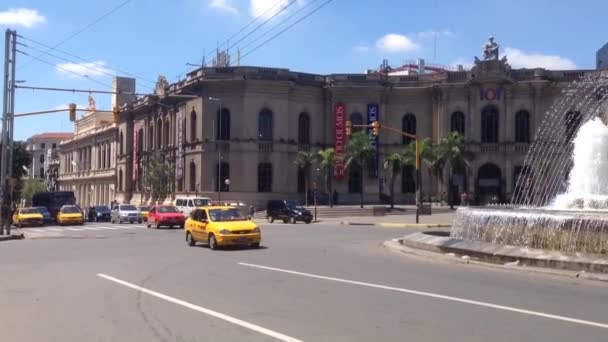 Taxi passant par la fontaine au centre-ville de Cordoue, Argentine — Video