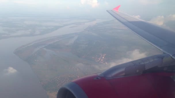 Vliegtuig arriveert in Phnom Penh — Stockvideo