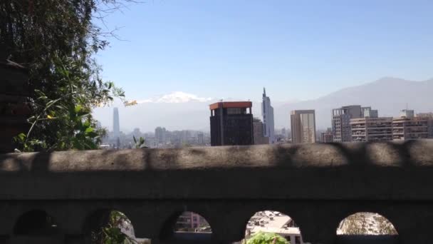 Blick auf Santiago de Chile Stadt vom Hügel Santa Lucia — Stockvideo