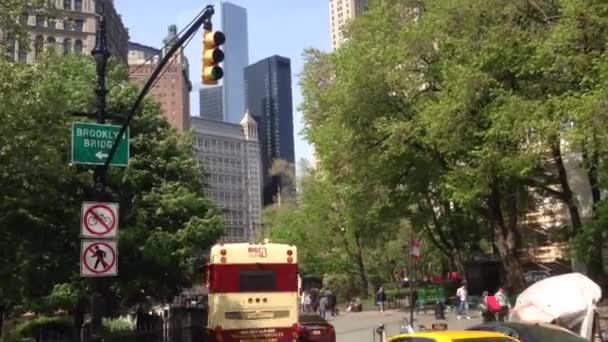 Autobús turístico y coches en Manhattan, Nueva York, Estados Unidos — Vídeo de stock