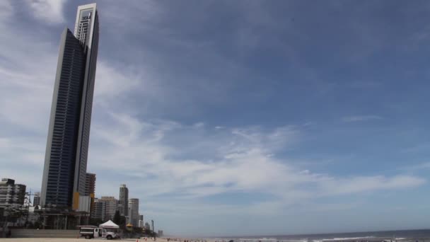Beach an Hotéis no Gold Coast, cidade costeira, Queensland, Austrália — Vídeo de Stock