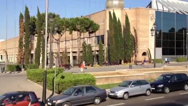 Rijden door Barcelona Spanje in een sightseeing bus — Stockvideo