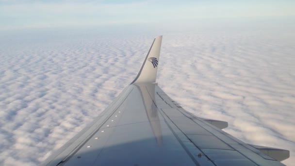 Vliegen boven de wolken met een Egyptisch vliegtuig — Stockvideo