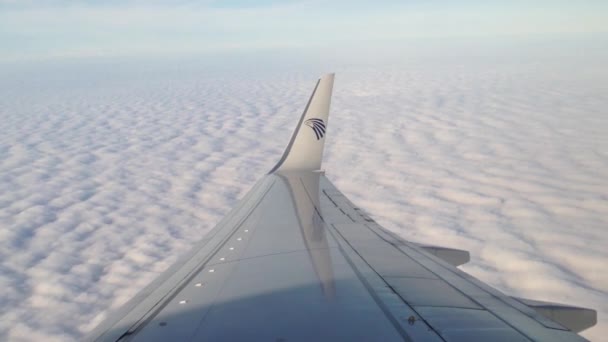 Voler au-dessus des nuages avec un avion Egypt Air — Video