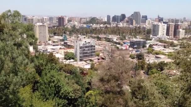 Afdalen van de San Cristobal heuvel in Santiago de Chile — Stockvideo