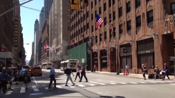 사람들이 하 탄, 뉴욕시, 미국에 있는 건물에 보행자 횡단 — 비디오