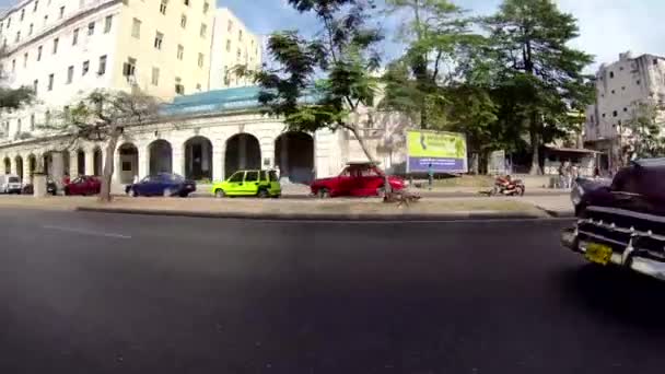 Rode klassieke auto in de straten van Havana, Cuba — Stockvideo