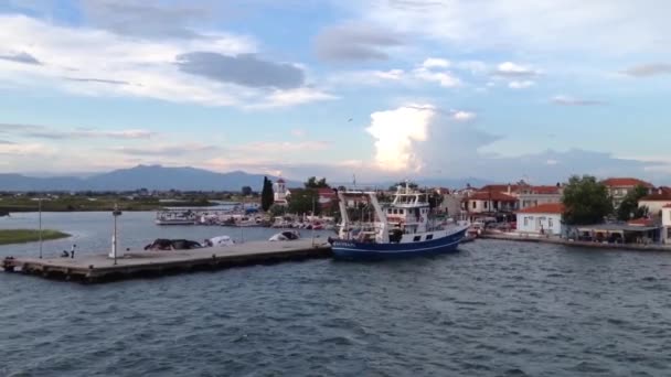 Fähre verlässt den Hafen von Keramoti, Griechenland — Stockvideo