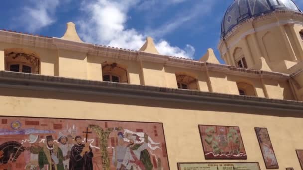 Kippen von der basilica de nuestra senora de la merced in cordoba — Stockvideo