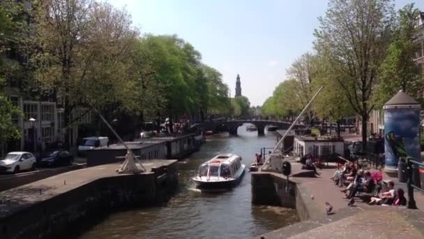 Crucero por el Canal en Amsterdam, Holanda — Vídeo de stock