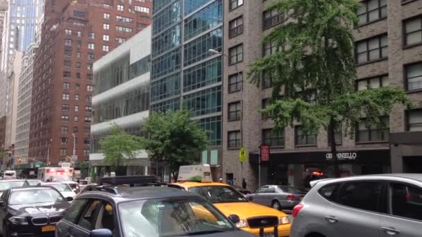 Ambulance avec sirène avec son et lumières à Manhattan, New York, USA — Video