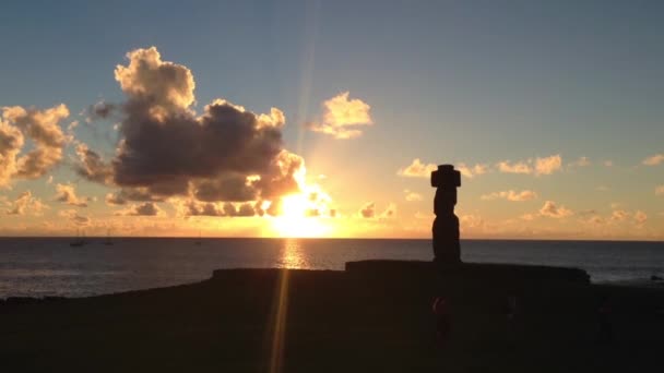 Moai zonsondergang bij Hanga Roa, Paaseiland, Rapa Nui — Stockvideo