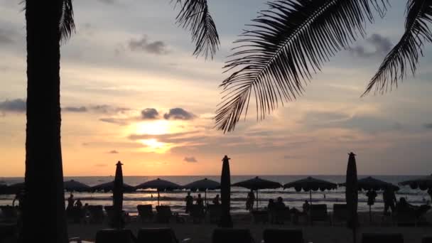 Захід сонця на пляжі острова Пхукет, Таїланд — стокове відео