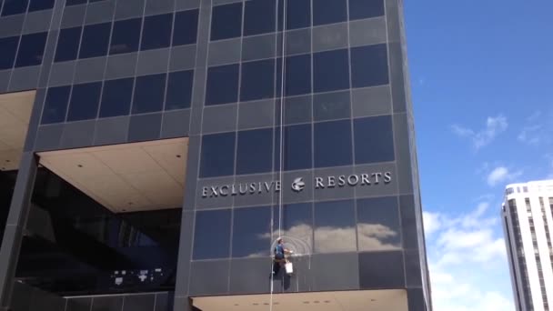 Cleaning windows downtown Denver, USA — Stock Video