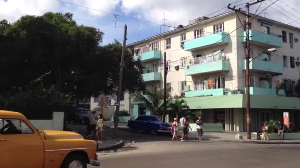 Havana, Küba 'dan geçen sarı, kırmızı ve mavi klasik arabalar. — Stok video