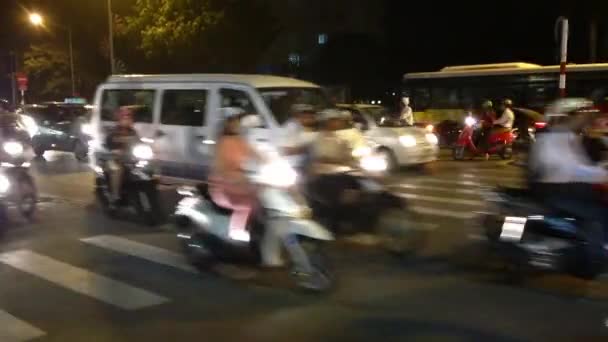 Busy provozu ve večerních hodinách s koloběžky v Hanoji city, vietnam — Stock video
