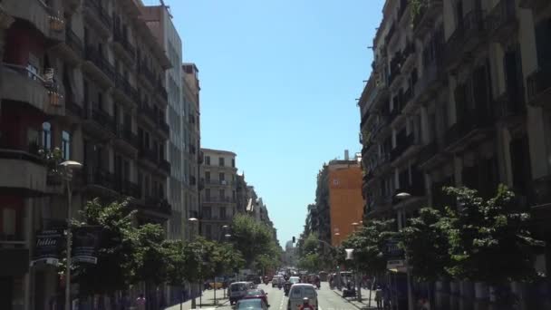 Проезд по Барселоне Испания на экскурсионном автобусе — стоковое видео