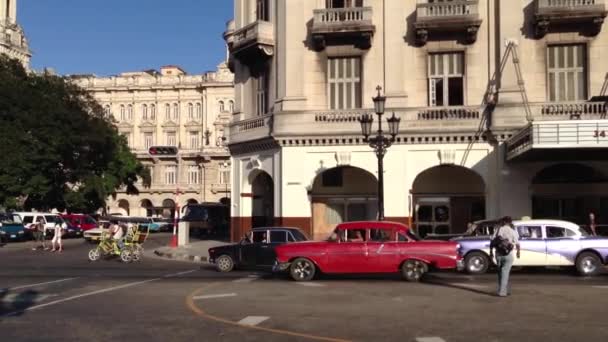 Klassiska bilar i centrala Havanna, Kuba — Stockvideo