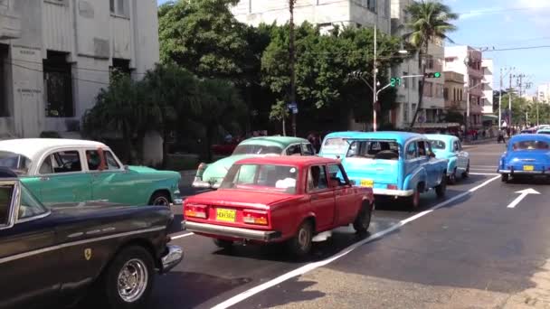 Oude klassieke taxi 's in Havana, Cuba — Stockvideo