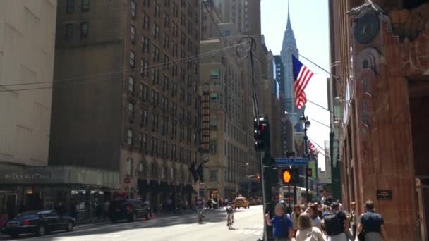 In de straten van manhattan met de chrysler building, new york city, Verenigde Staten — Stockvideo