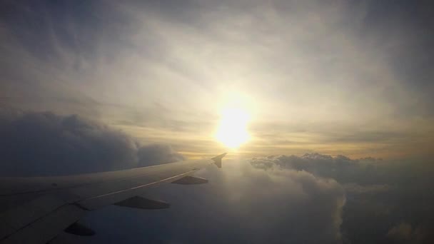 Voler à travers les nuages avec le soleil