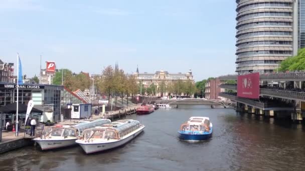 Navios de cruzeiro de canal em Amsterdã, Países Baixos — Vídeo de Stock