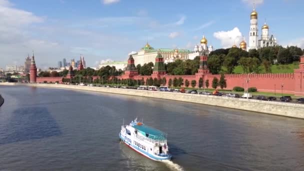 Navio de cruzeiro no rio Moskva com o Kremlin em Moscou, Rússia — Vídeo de Stock