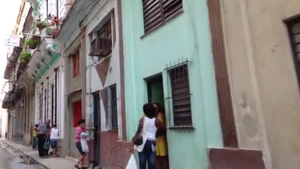 Езда на скутере через Гавану, Куба — стоковое видео