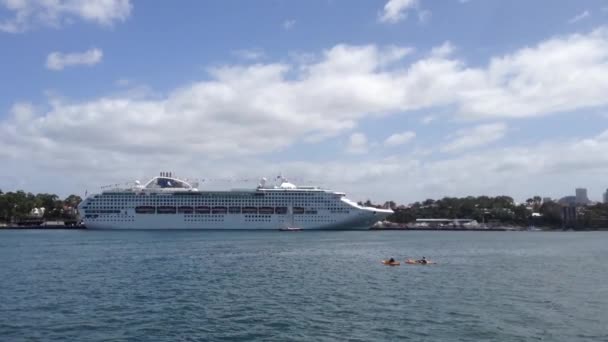 Каноэ и большой круизный корабль в гавани Сидней, Австралия — стоковое видео