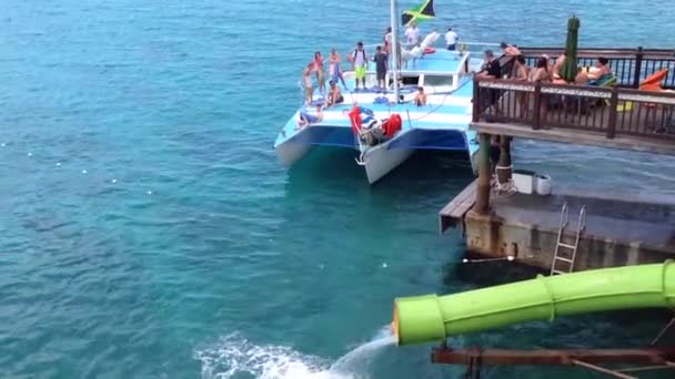 Margaritaville Montego Körfezi Jamaika 'da su kaydırağı ve yelkenli. — Stok video