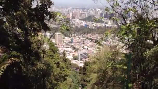 Afdalen van de San Cristobal heuvel in Santiago de Chile — Stockvideo