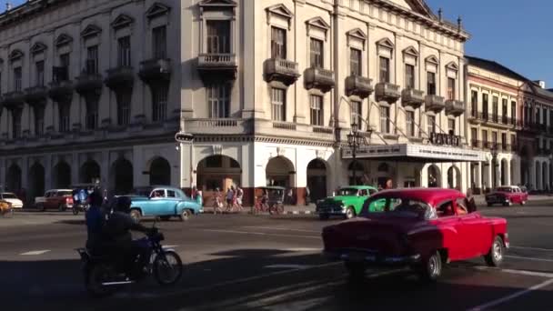 Klassiska bilar i centrala Havanna, Kuba — Stockvideo