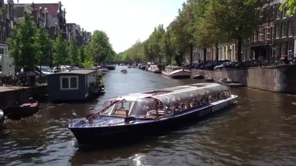 Pan seguindo um navio de cruzeiro Canal em Amsterdã, Países Baixos — Vídeo de Stock