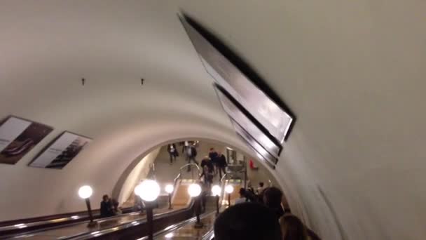 Moskova 'da metro istasyonu yürüyen merdiveni, Kremlin — Stok video