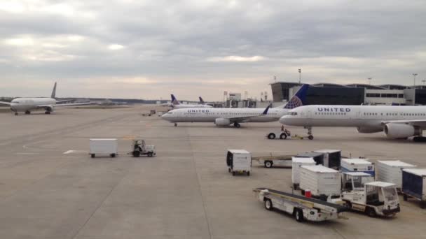 Avions circulant à l'aéroport de Houston, Texas, États-Unis — Video