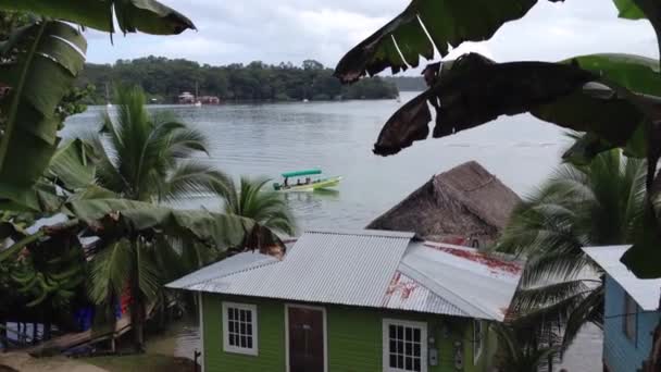 Liten båt Island färja från Bocas Del Toro öar, Panama — Stockvideo