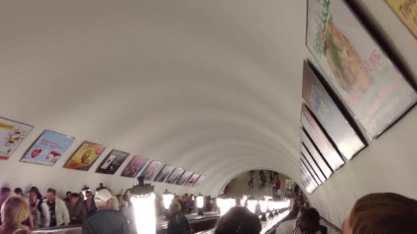 Metrostation roltrap in Moskou, Kremlin — Stockvideo