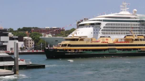 Ferry arriveert in Sydney haven Australië — Stockvideo