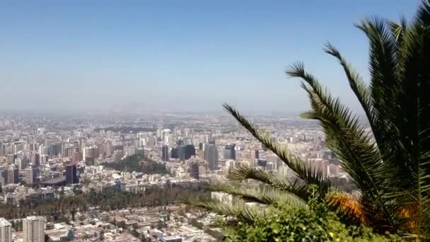 Вид на город Сантьяго-де-Чили с холма Сан-Кристобаль — стоковое видео