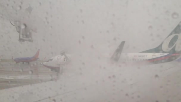 Liberando el hielo de las alas de los aviones, Denver, EE.UU. — Vídeo de stock