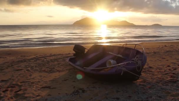 Boot am Strand bei Sonnenaufgang am Missionsstrand mit Düneninsel in Australien — Stockvideo