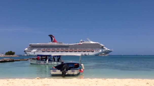 Groot cruiseschip in Ocho Rios Jamaica — Stockvideo