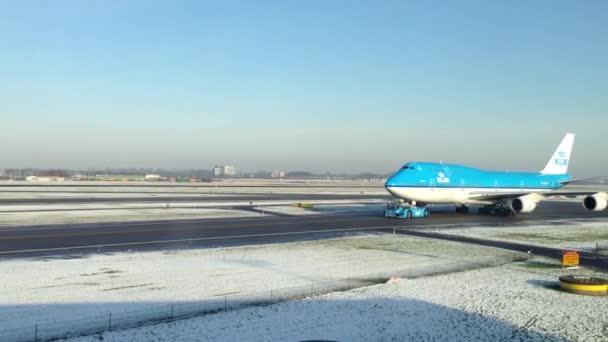 オランダ・アムステルダムのスキポール空港で冬のKLM航空機のタクシー — ストック動画