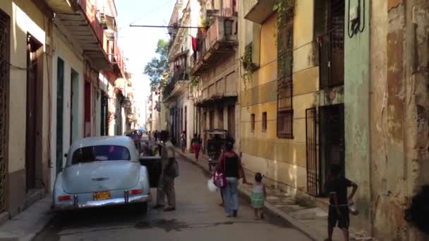 在古巴哈瓦那街头行走的人们 — 图库视频影像