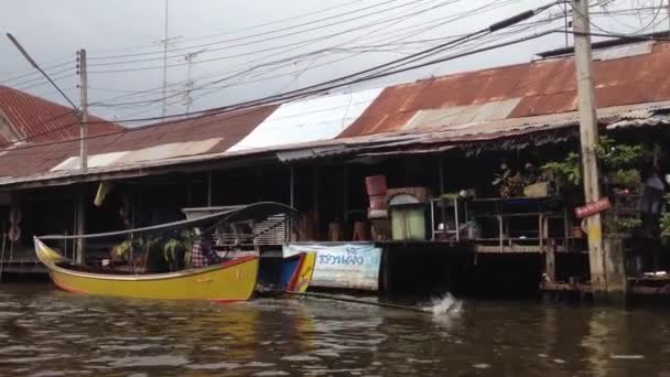 Boat passing by at Damnoen Saduak Floating Market, Bangkok, Thailand — Stock Video