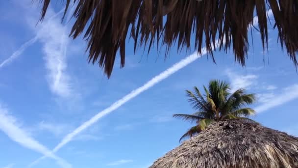 Dirigir em um táxi velho clássico em Varadero, Cuba — Vídeo de Stock