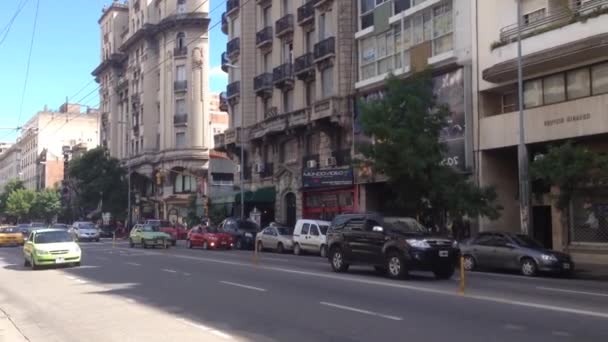 Traffic In Front Of The La Mundial, The World's Narrowest Building In Cordoba — Stock Video